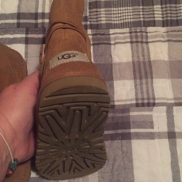 Size 12 Ugg boots never worn!! - Picture 2 of 4